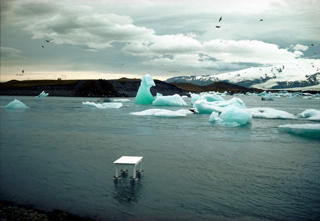 Roman Signer    ローマン・シグネール　Travel Photos Roman Signer: Video & Film 1975 – 1989 and Now – A4美术馆 A4